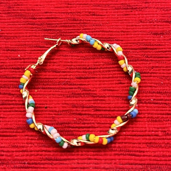 Beaded and braided gold hoop earrings - Picture 3 of 4